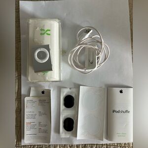 iPod Shuffle 2nd Generation Includes Charger Pre Owned SOLD AS IS